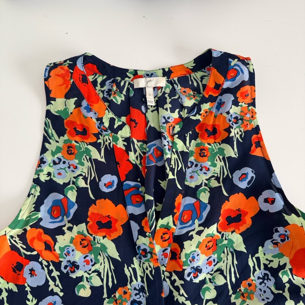 Joie 100% silk floral print sleeveless Vneck top. Size small